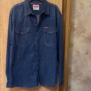 Wrangler Men's Dark Blue Casual Button Down Shirt